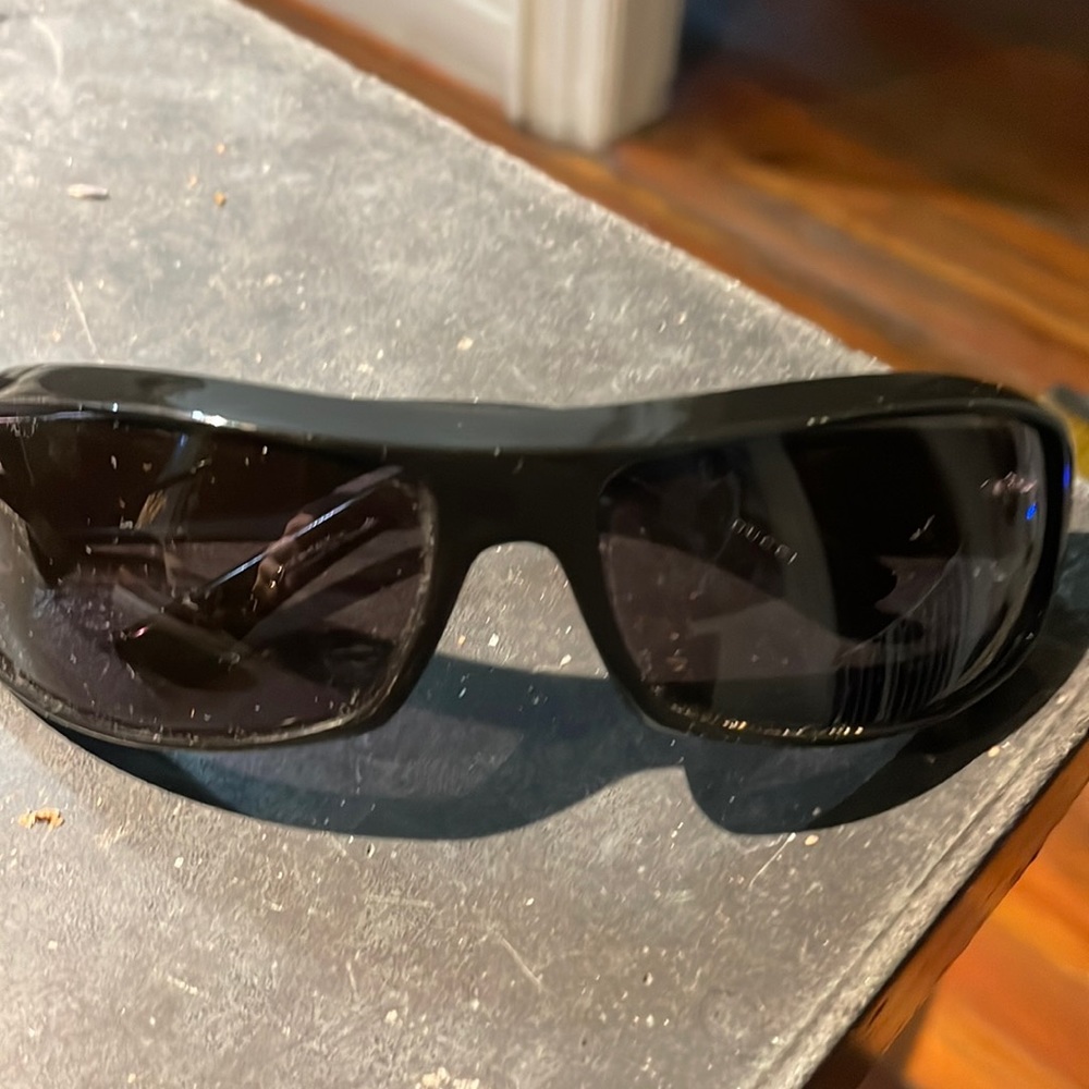 Vintage black Gucci sunglasses. Great condition. Comes with case